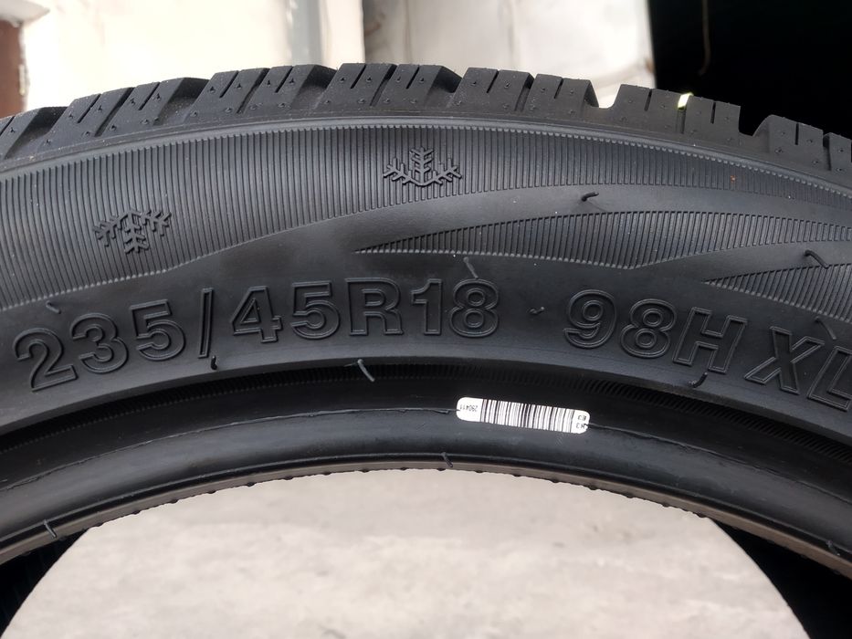 Зимние автошины 235/45R18