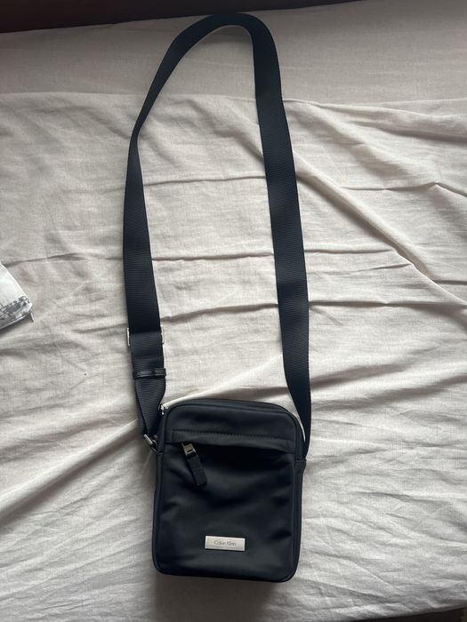 Calvin Klein чантичка за през рамо