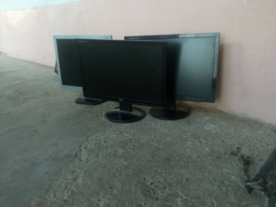 Продаётся мониторы 19 широко форматный экран целое не включается.