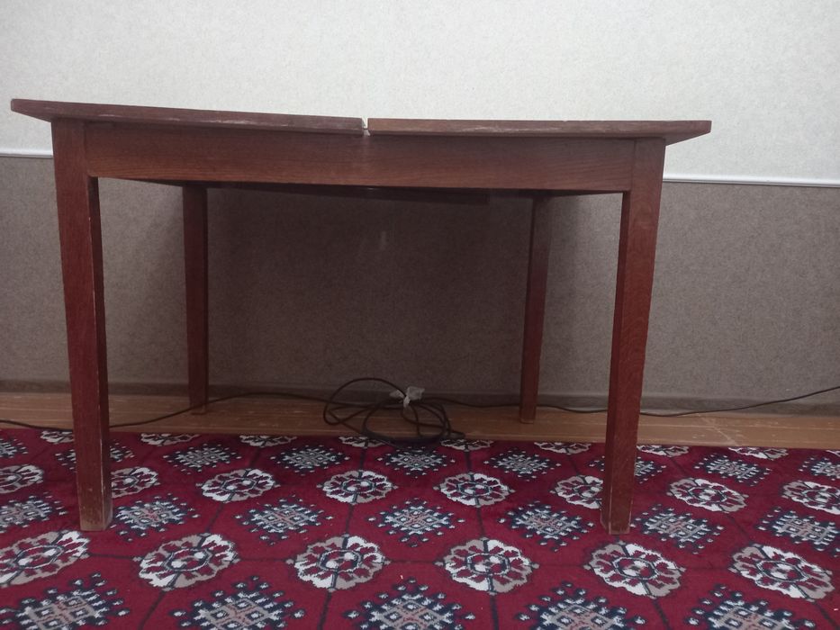 Продается полированный раздвижной  стол. Размер 1,2 м × 0,8.