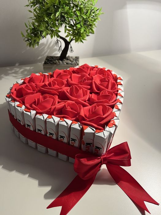 Подаръчна кутия с вечни рози и Киндер