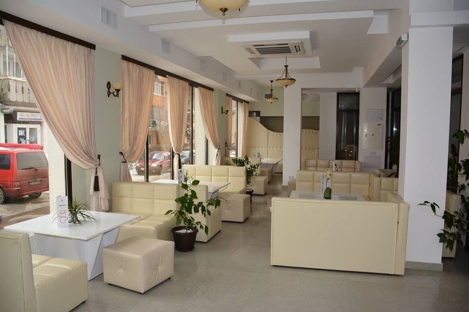 Vand canapele si masute de diferite dimensiuni,