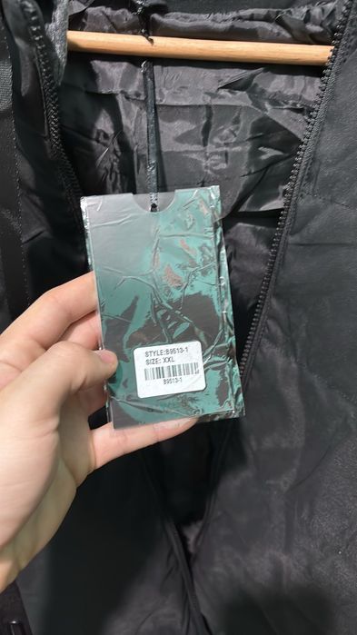 Продавам чисто ново мъжко зимно яке.