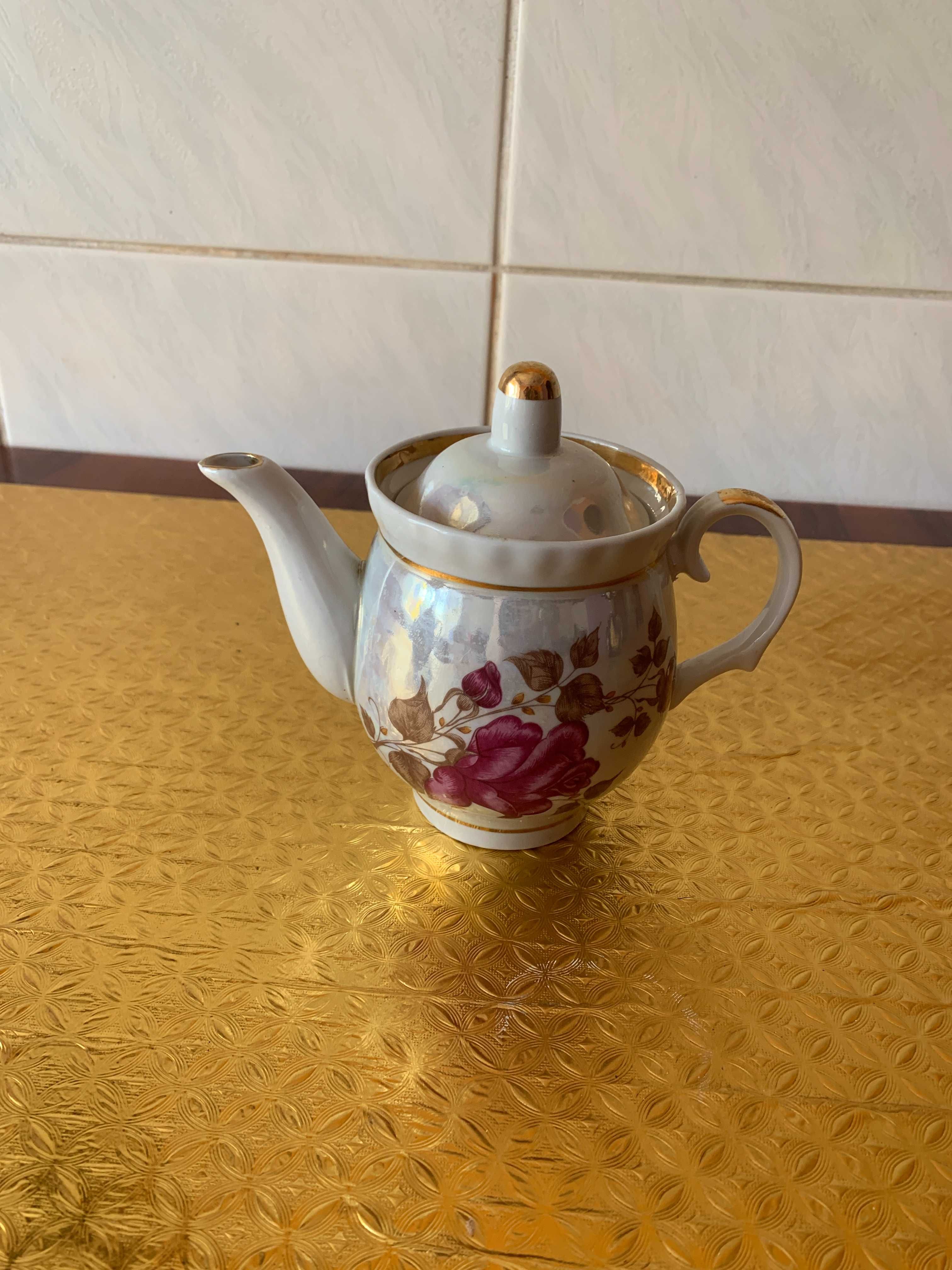 Продам чайники заварные из фарфора белого цвета (сделано в Чехии)
