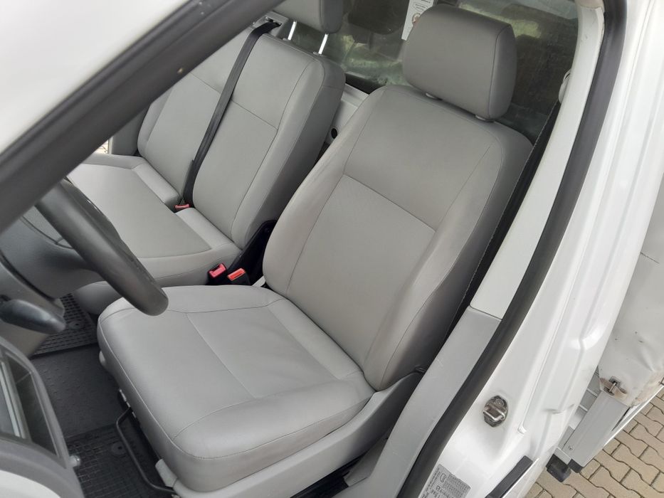 Volkswagen Transporter . DOKA  VW  T5