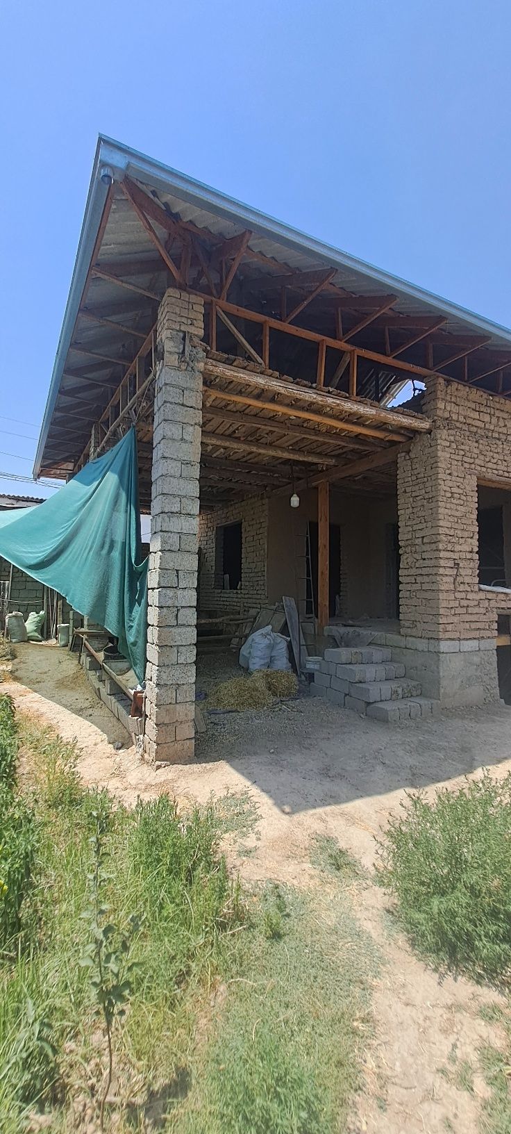 Курулиши тугалланмаган каропка шаклдаги ховли