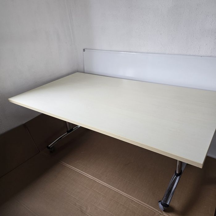 Masă de conferință pe roți cu blat rabatabil pt birou/evenimente