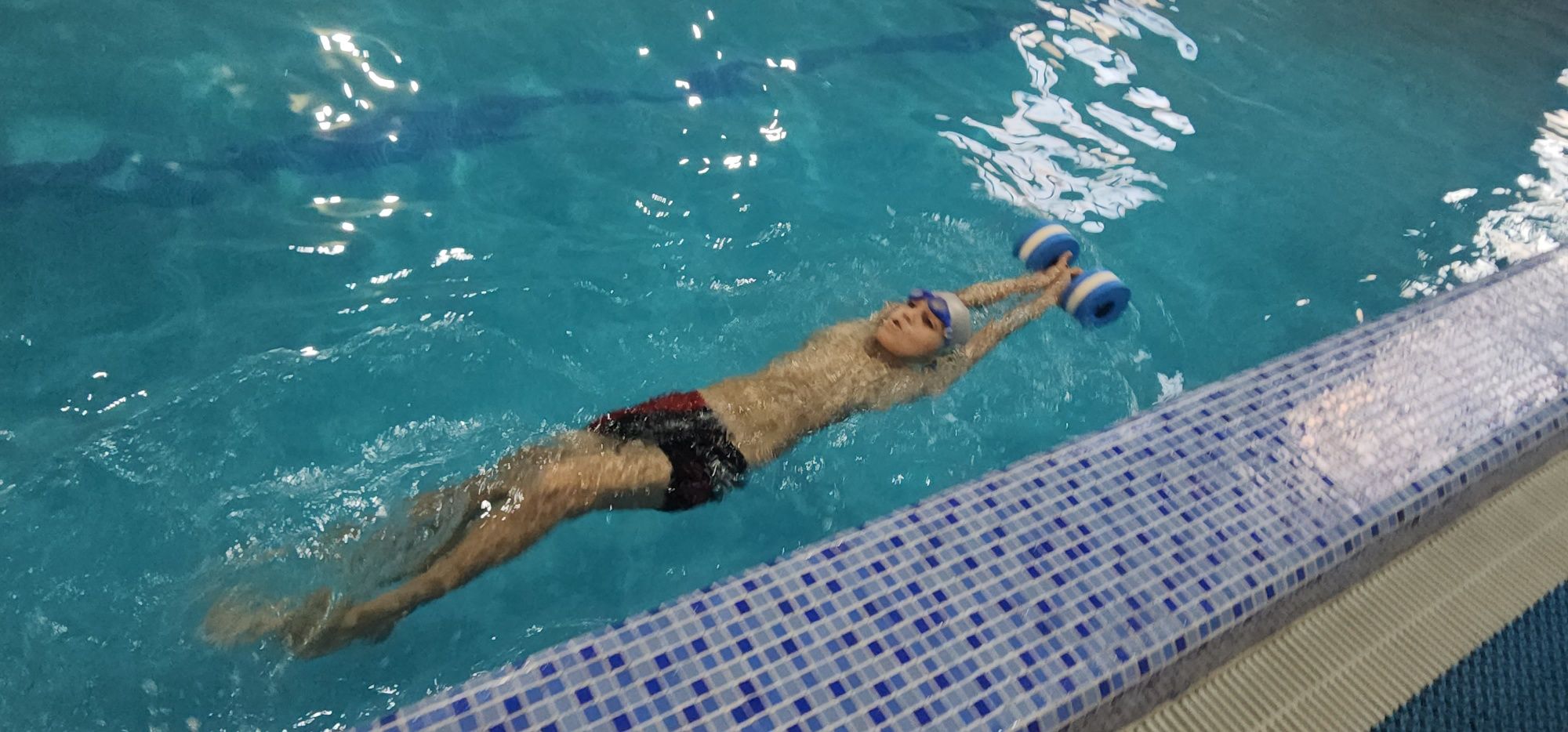 Плавание  в зимним крытом бассейне  на Лисунова 4 кв подробнее  по тел