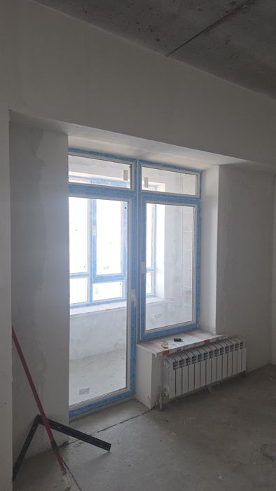 Окно на балкон с дверью