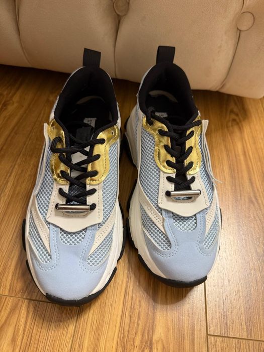 Adidași Steve Madden