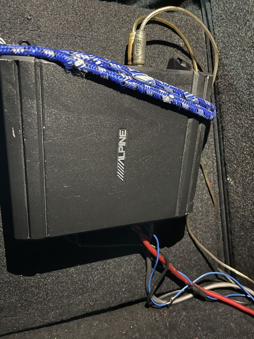 Vand subwoofer ALPINE  800W PEAK+  statie ALPINE  500w