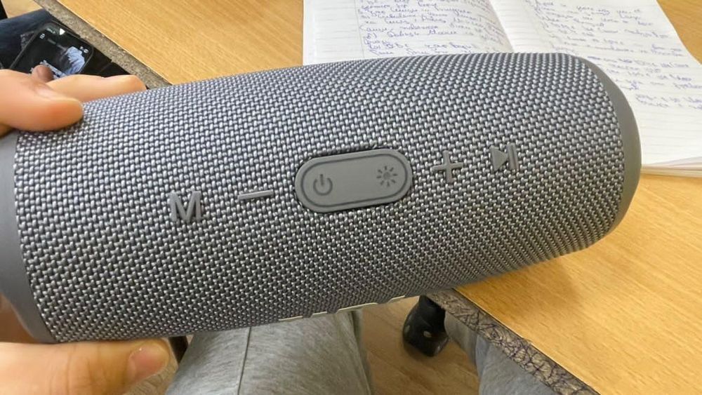 Тонколона JBL в отлично състояние