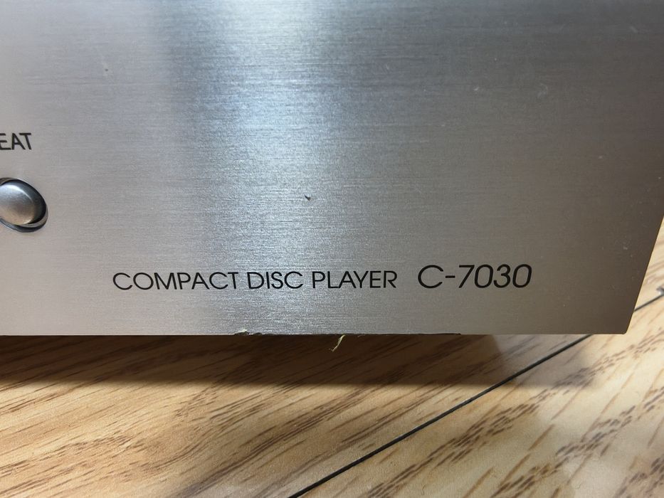 De vinzare CD player Onkyo C7030 .