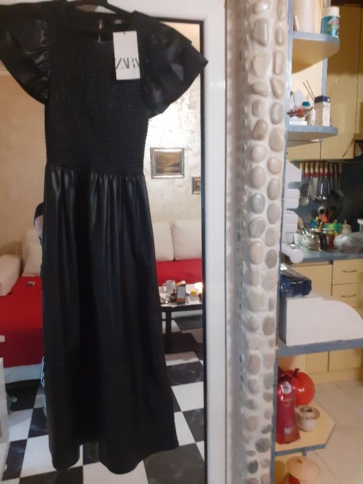 Продавам чисто нова дълга кожена рокля на Зара.