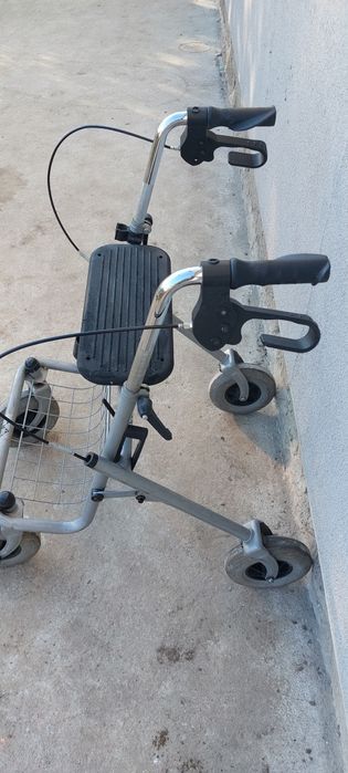 Ролатор,проходилка за възрастни. Много добро състояние.