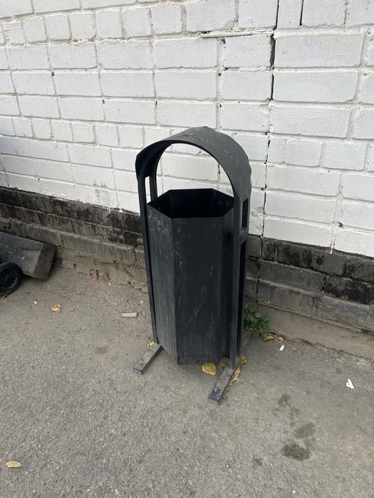 Железный мусорный бак