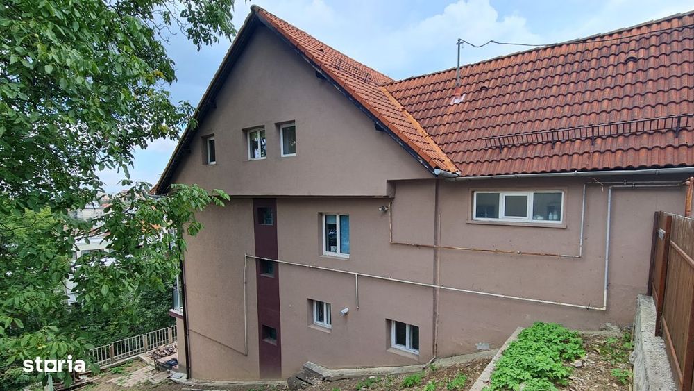 Vand vila situata in zona centrala