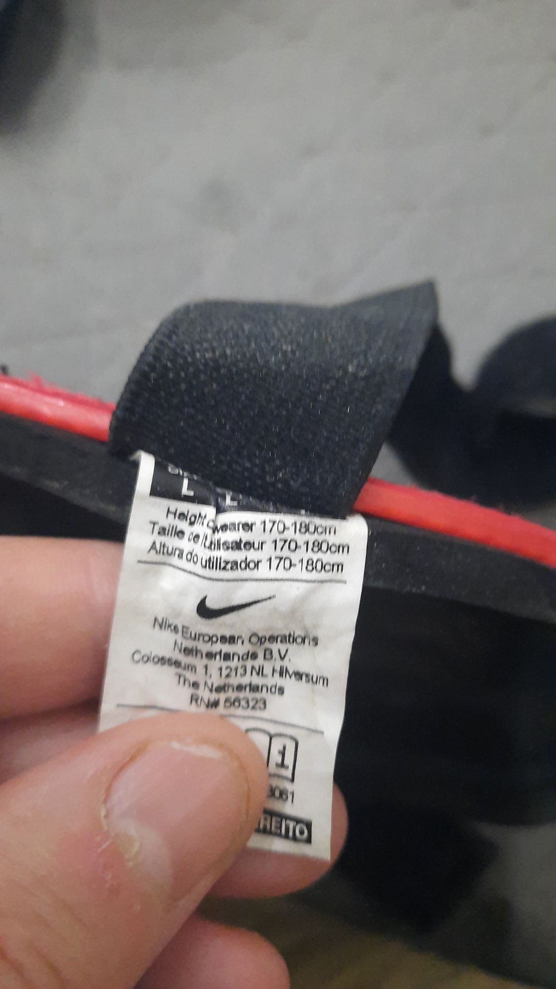 Vând apărători fotbal.Nike mărimea L