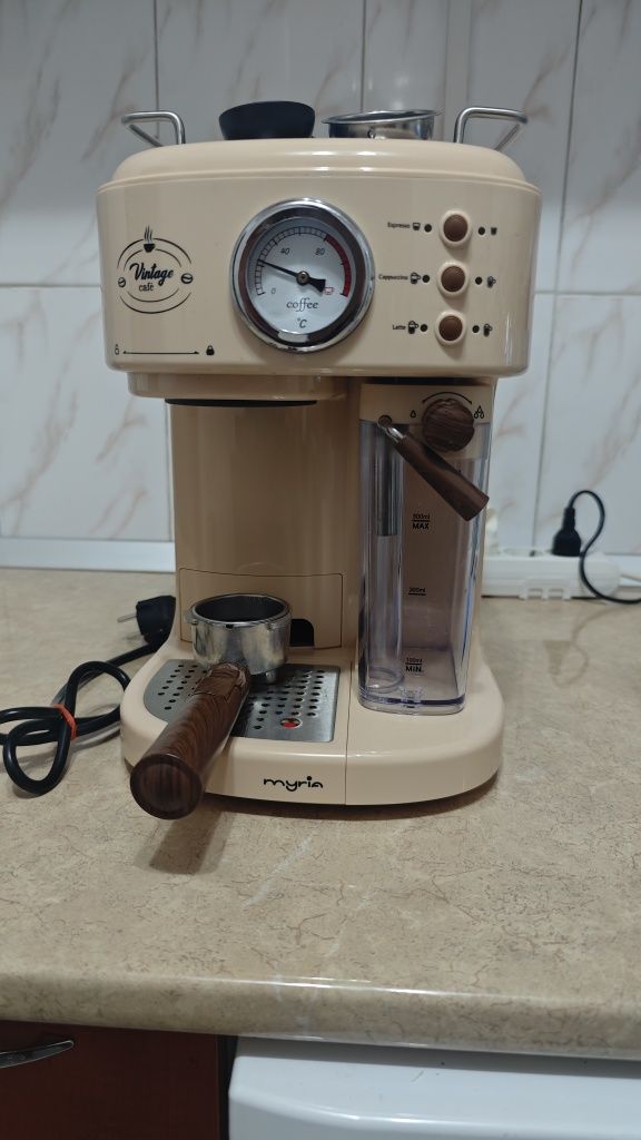 Vând Espressor manual MYRIA MY4443BG, 1.5l, 1250W, 15 bar, crem-maro