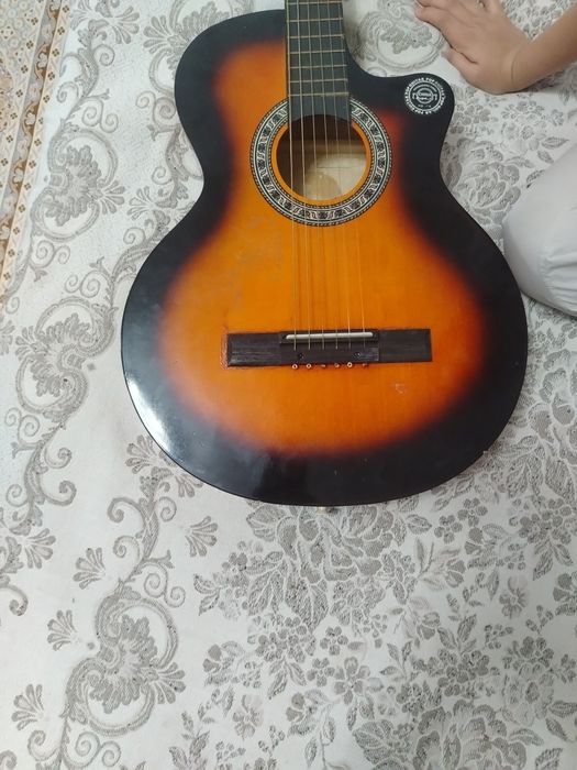 Продаю гитару (акустика)