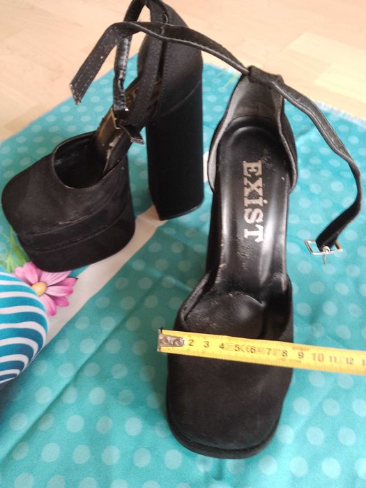 Продавам маркови дамски обувки на висок ток. Не носени.№35 .