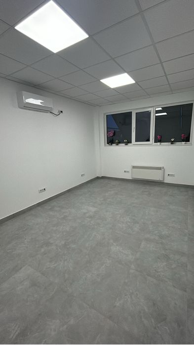 De inchiriat 3 birouri cu grup sanitar , ac .