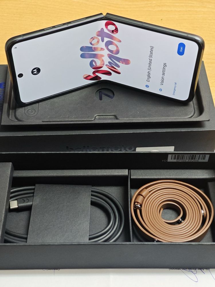 НОВ!! Продава се телефон Motorola Razr 50