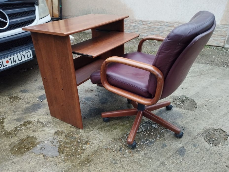 Birou și scaun din lemn masiv