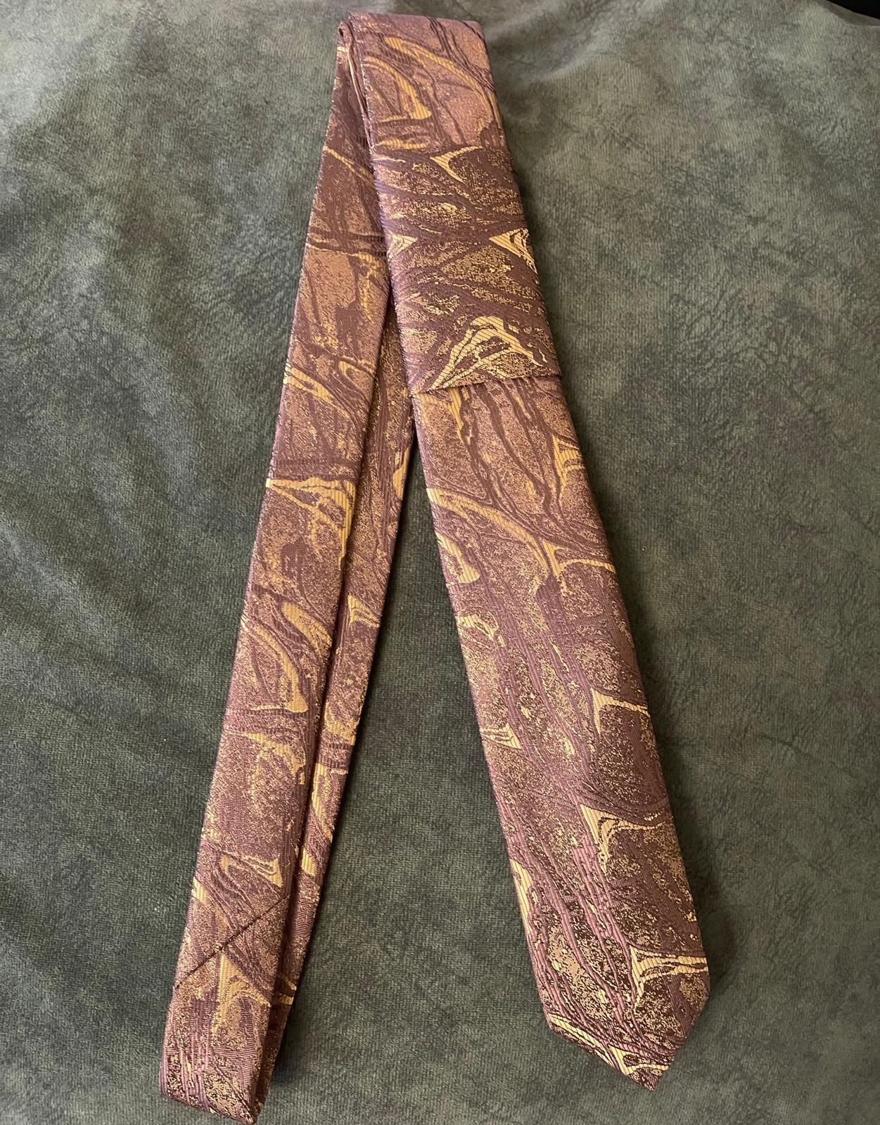Cravata și batistuța maro