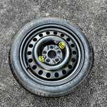 Продавам резервна гума 125/80/R17 PCD 5×112 ET37 DIA 66.6 mm.
125/80/R
