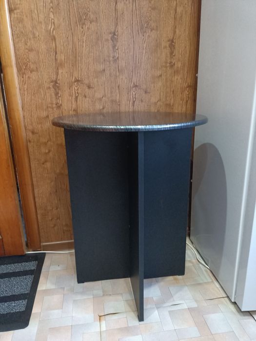 Столи круглый.чергного цвета.