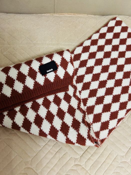 Цена за все шарфы, палантины, платки.