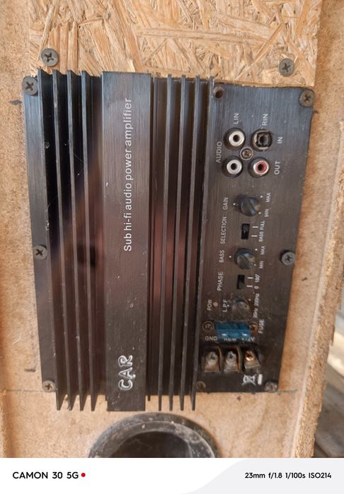 Аудио усилок в машину