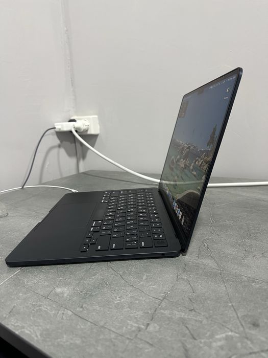 Macbook air M3 8/266