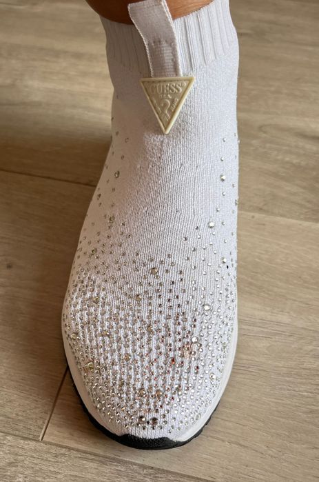 Sneakers guess aproape noi