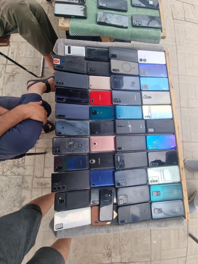 Xar xil turdagi eski rabochiy telefonlarni olamiz
