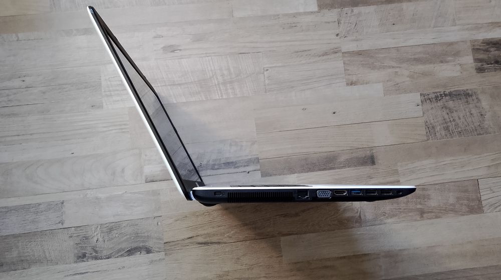 Laptop Asus superb, de 17.3 inch