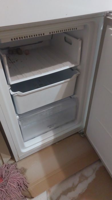 Vând frigider   no frost ariston
