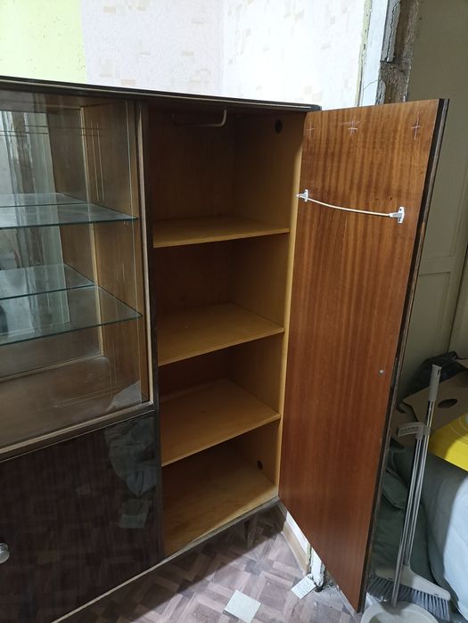 Сервант деревянный