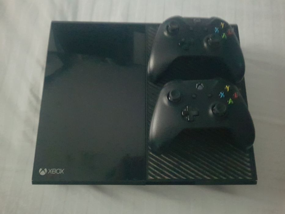 Xbox one 1 TB + 2 controllers + 16 jocuri