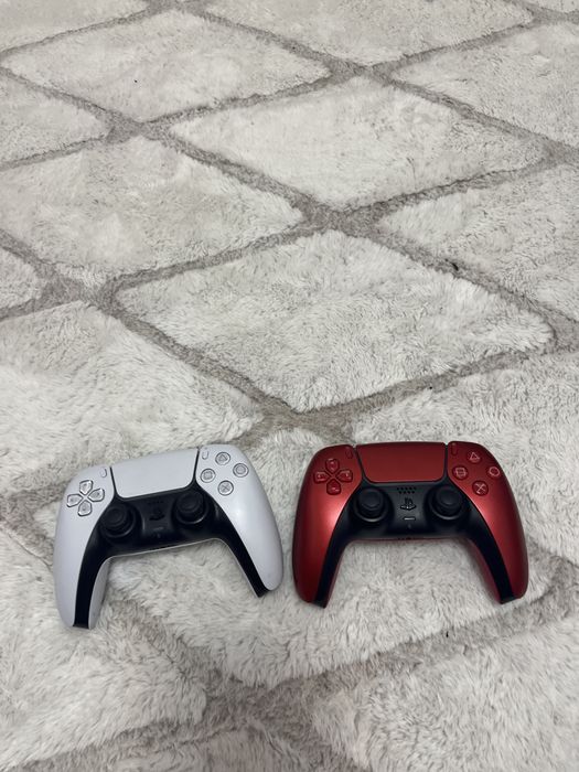 Продавам  playstation 5  с два джойстика + 4 игри