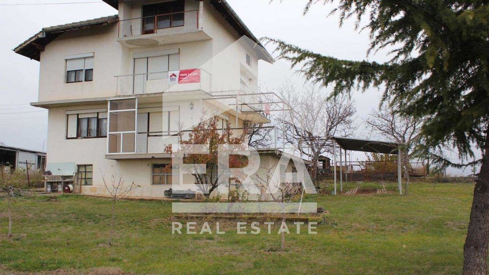 Предлага за продажба еднофамилна селска къща в село Лисец