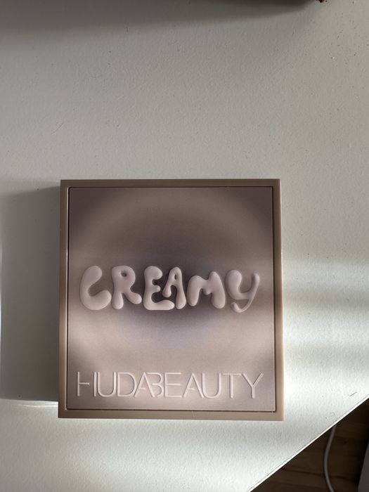 Paleta farduri Huda Beauty Creamy Obsessions Greige