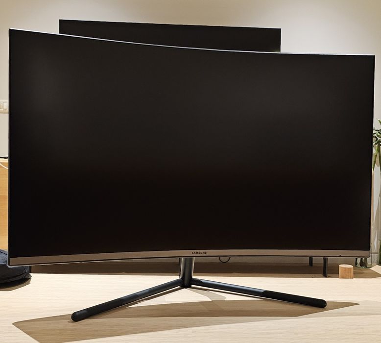Monitor Samsung 32” 4K UHD Curved – U32R592CW – stare foarte bună