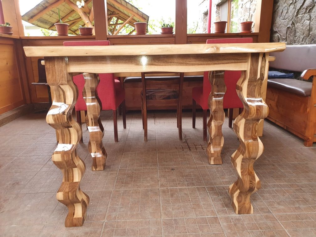 Masa din lemn masiv de nuc