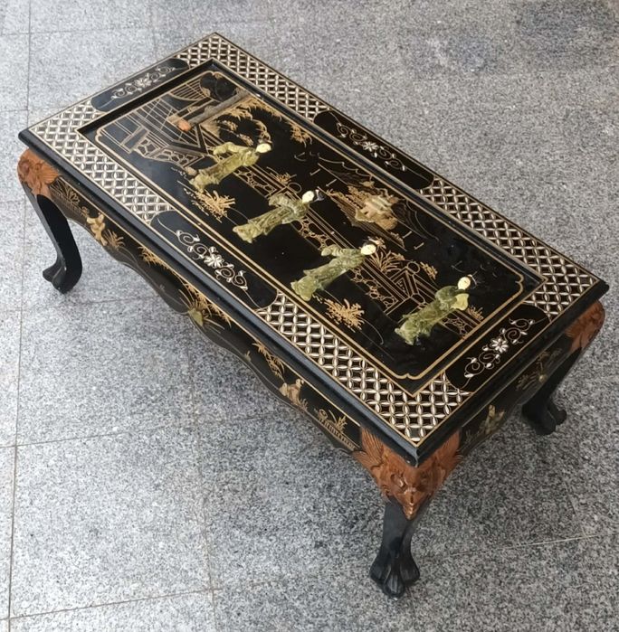 Măsuță veche din lemn cu ornamente din jad