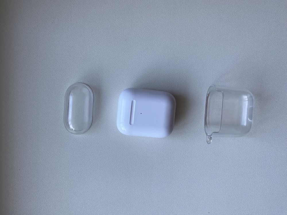 Продам сразу две пары наушников,AirPods1,tws v 5.1