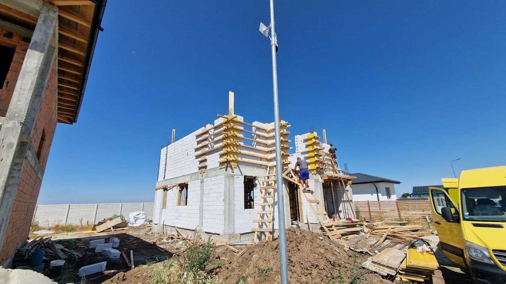 Construcții case la rosu si la cheie