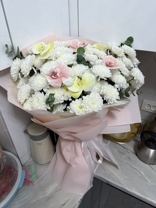 Красивый объемный свежий букет хризантем,