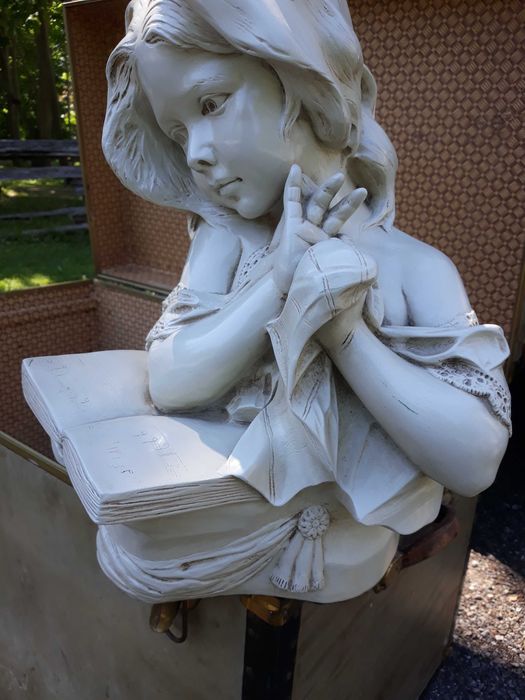 Statue Portelan - Fetita citind